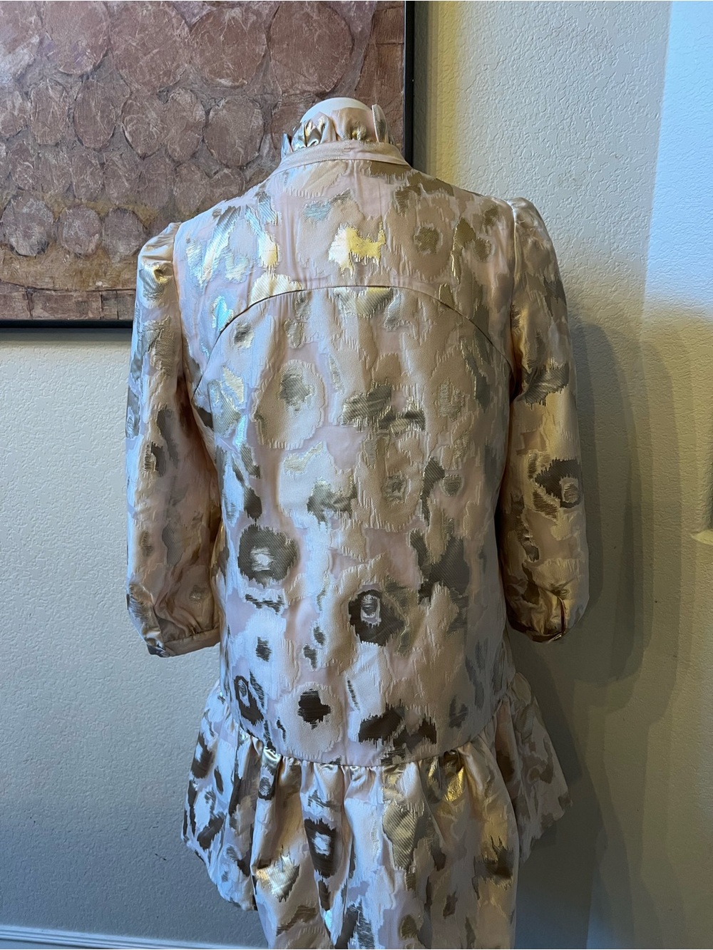 Tucker buck sz L Women’s cram gold Metallic Floral Satin Tunic Dress - Picture 3 of 14